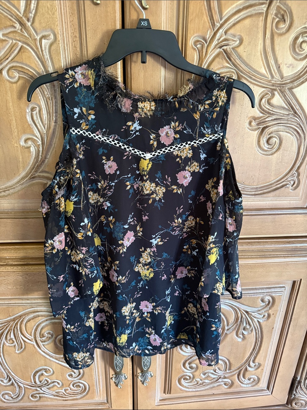 gimmicks by BKE Black Floral Cold-Shoulder Camisole with Lace Yoke